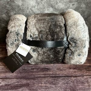 New Mon Chateau Luxury Collection Faux Fur
Blanket throw - 60" × 70"